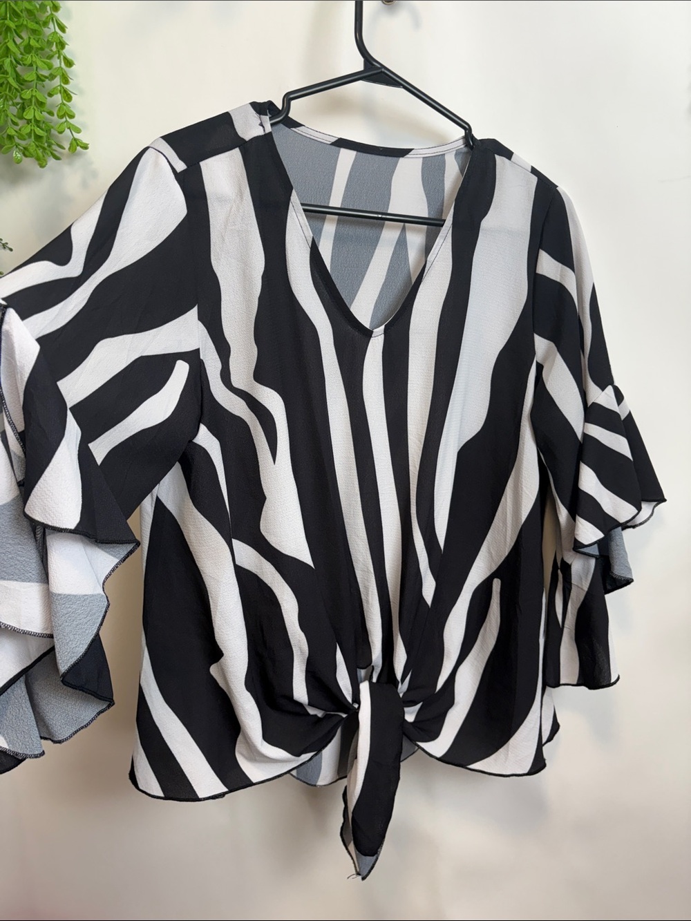 Source Unknown Black & White Zebra-Print Tie Front Blouse